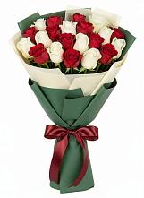 Букет Микс из красных и белых роз в Койгородке
