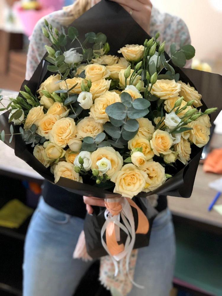 Букет цветов из: Розы и Лизиантусы в Койгородке