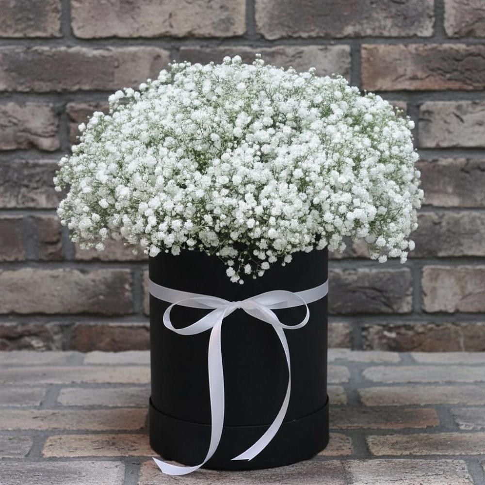 Цветочная композиция из Гипсофила в шляпной коробке в Койгородке