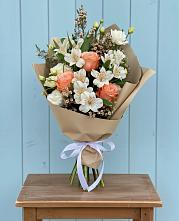 Букет цветов из:  Альстромерии, Лизиантусы, Розы и Хризантемы в Койгородке