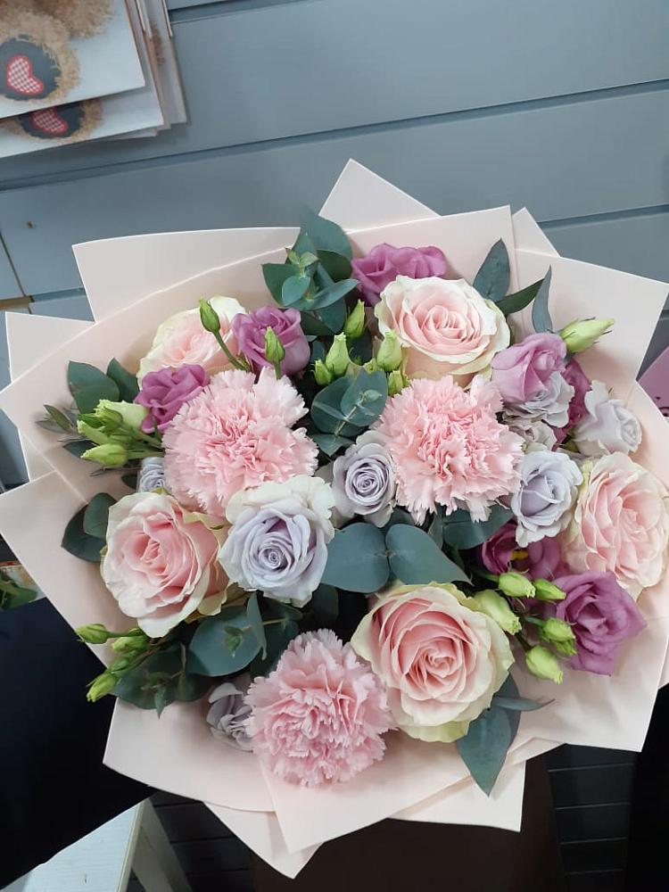 Букет цветов из: Розы, Гвоздики и Лизиантусы в Койгородке